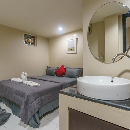 Cheqinn Bed Sukhumvit 4 Nana Plaza Бангкок Экстерьер фото