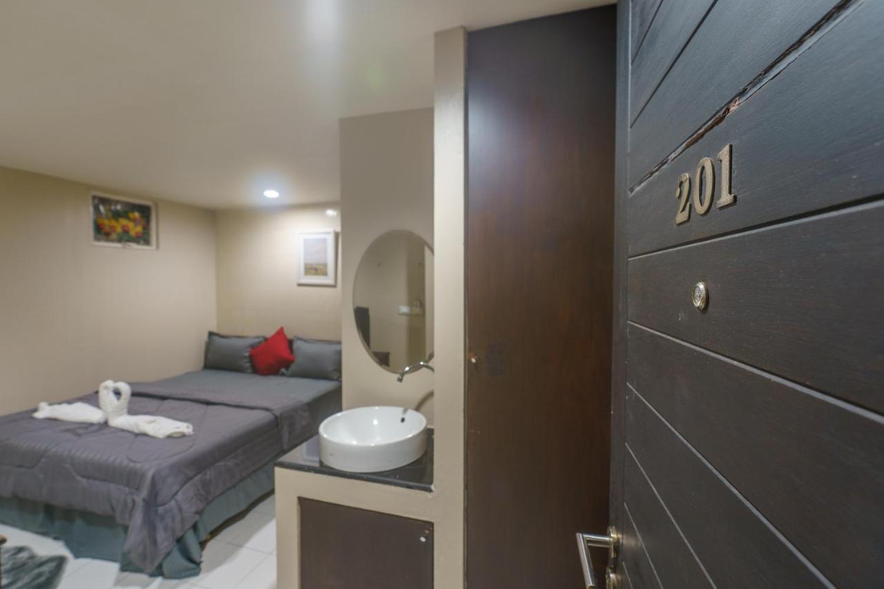 Cheqinn Bed Sukhumvit 4 Nana Plaza Бангкок Экстерьер фото