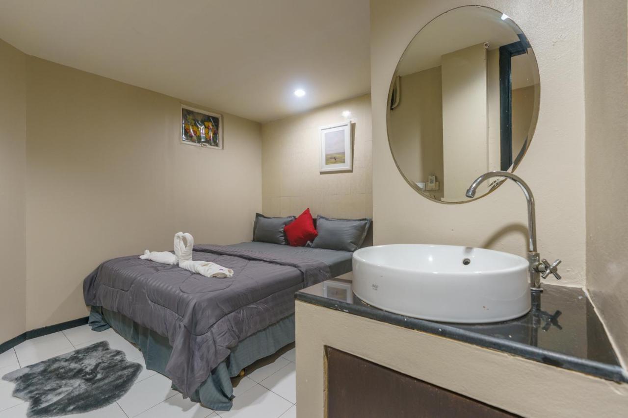 Cheqinn Bed Sukhumvit 4 Nana Plaza Бангкок Экстерьер фото