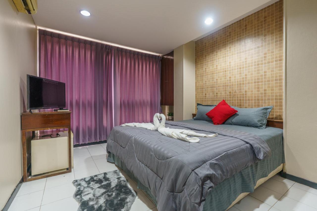 Cheqinn Bed Sukhumvit 4 Nana Plaza Бангкок Экстерьер фото